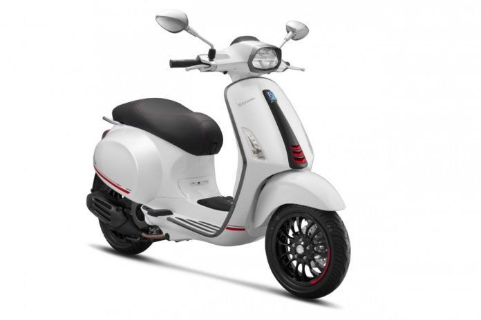 Vespa Sprint Carbon - White Innocenza - Diagonal View 2