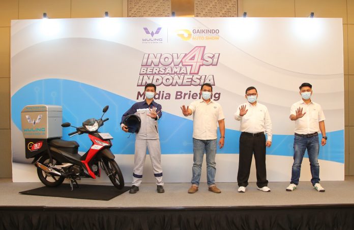Teknisi dan tim aftersales Wuling bersama layanan purna jual terbaru Wuling Mobile Service motor