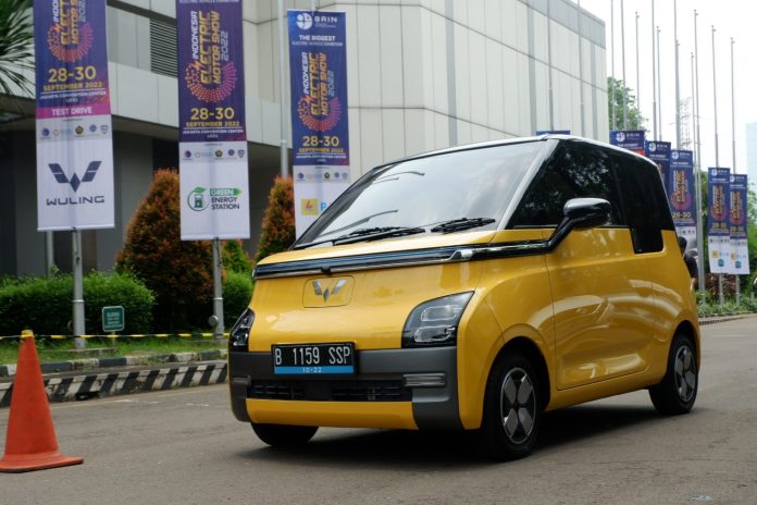 Pengunjung IEMS 2022 dapat mencoba langsung sensasi berkendara bersama Wuling Air ev di area test drive yang sudah disediakan