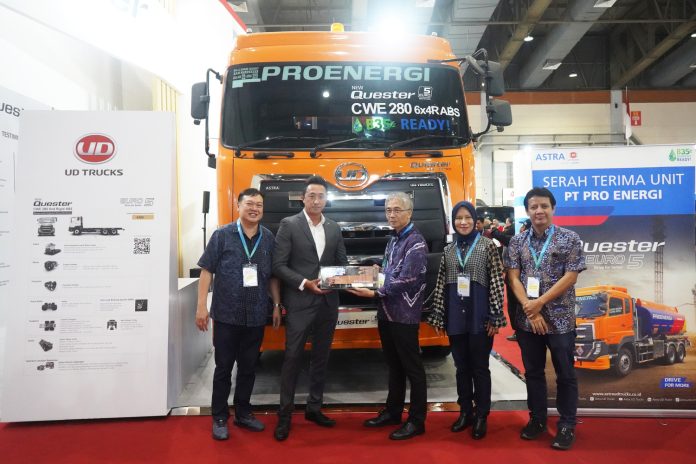 3. Serah terima simbolis kunci oleh Odawawa Toshihiko, President Director UD Trucks Indonesia kepada Vica Krisdianatha, Direktur Utama atau CEO PT Pro Energi