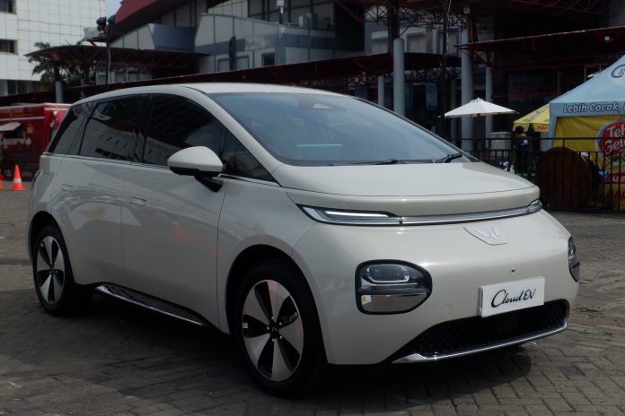 Wuling Cloud EV kini sudah bisa dicoba langsung oleh pengunjung booth Wuling di PEVS 2024