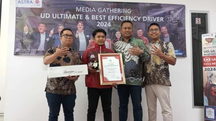 Penyerahan Apresiasi oleh Management UD Trucks Indonesia dan Astra UD Trucks, kepada Bpk. Taufiqul Ulum (pemenang kompetisi global UD Trucks Extra Mile Challenge 2024)_1