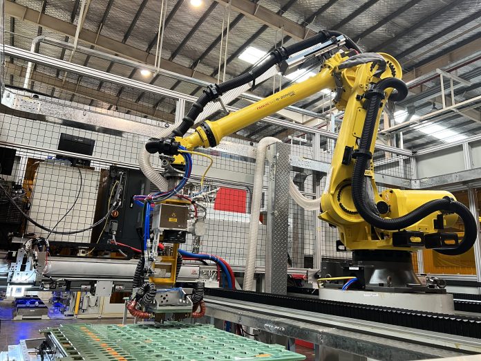 Busbar Welding dengan menggunakan robot di lini produksi baterai mobil listrik Wuling