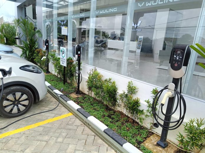 1740542811613_Diler Wuling Maju Motor Palembang juga didukung dengan 3 buah AC Charging 7kW untuk kebutuhan seluruh pelanggan Wuling EV.