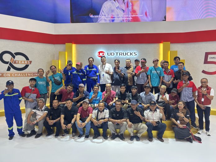 1. Foto Bersama dengan Pengemudi UD Trucks