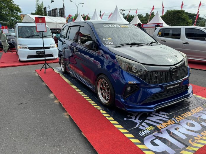 Pameran mobil modifikasi oleh Komunitas Daihatsu