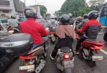 Hadapi Ambulans di Tengah Kemacetan, Pengendara Motor Diminta Tetap Tertib dan Utamakan #Cari_Aman