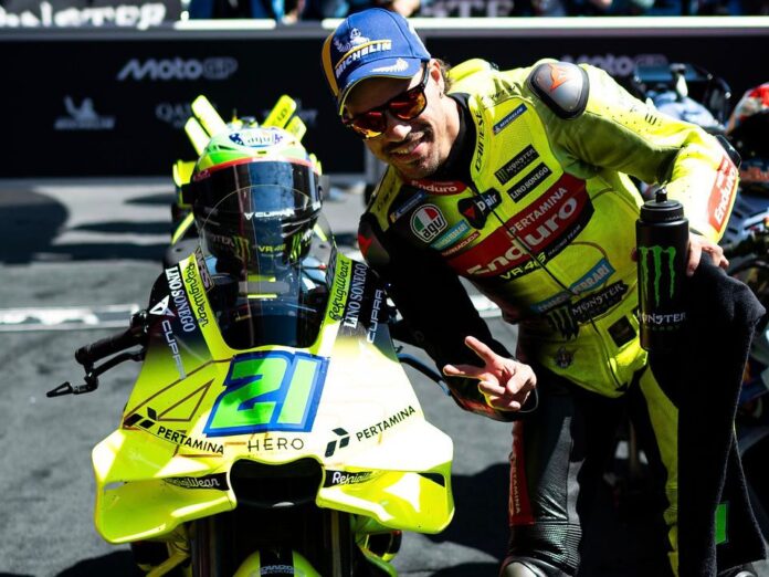 Portret Franco Morbidelli berpose dengan motornya